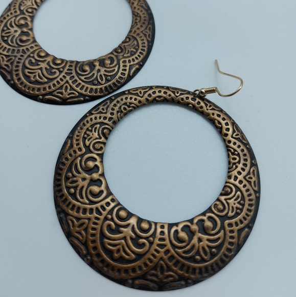 ⭐2 for $10⭐ Round black gold disc earrings - Picture 3 of 3